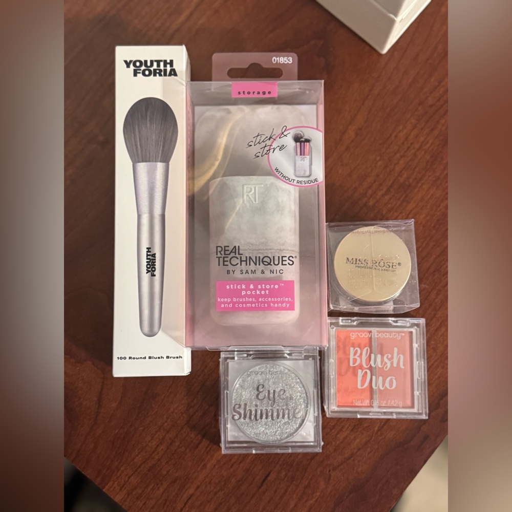 Women’s Beauty Bundle- Makeup and accessories
